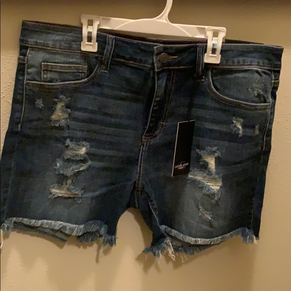Carly Jean Los Angeles shorts - dark wash!